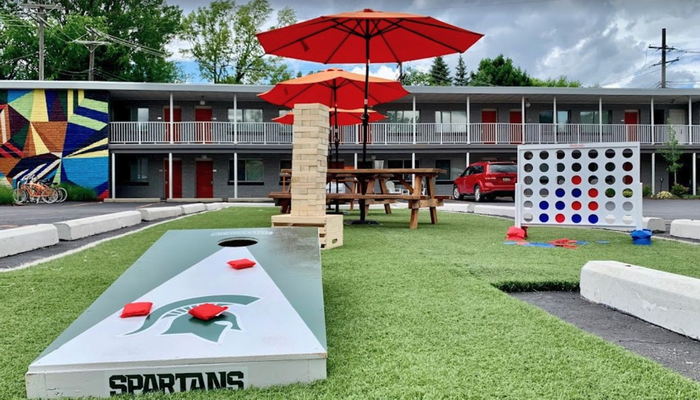 Hotel Royal Oak (Jones Motel, Jones Royal Motor Inn) - Web Listing (newer photo)